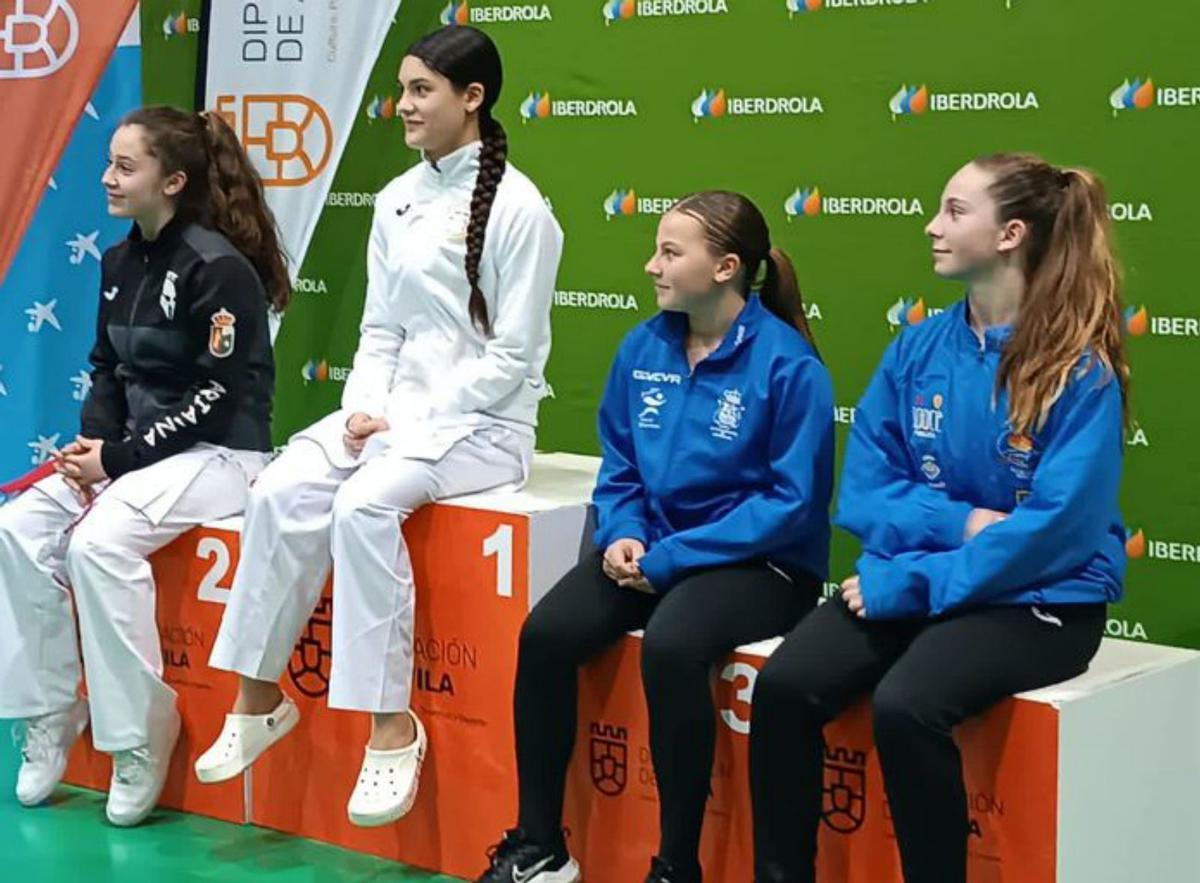 Julia Planells, primera por la derecha. | C.S.