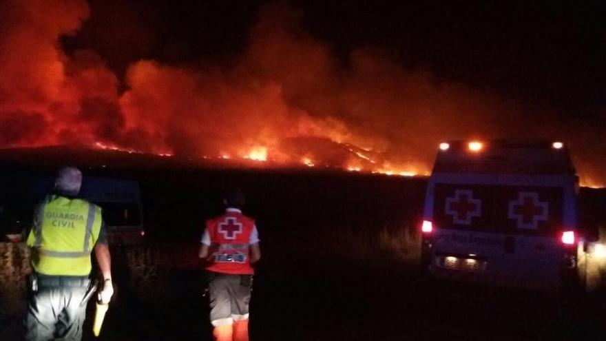 El incendio de Arroyo de San Serván sube a nivel 1 de peligrosidad