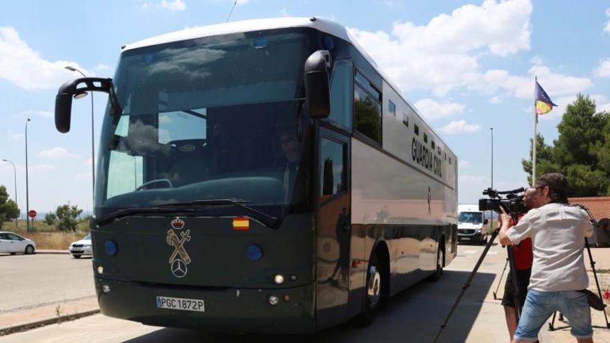 El autobús que transporta a varios exconsellers.