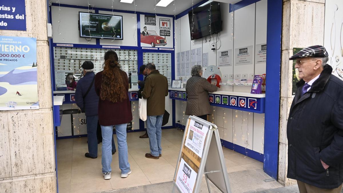 Las ventas de lotería de Navidad han repuntado en las últimas semanas, con clientes hasta última ayer, en Castelló.