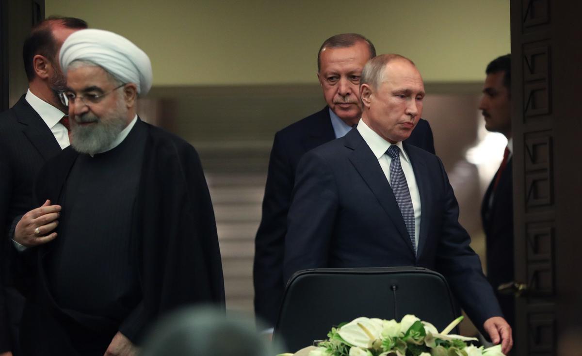 El presidente de Turquía, Recep Tayyip Erdogan, en el centro de la foto, junto a su homólogo ruso, Vladimir Putin, a la derecha, y el iraní, Hasán Rohaní, en una cumbre en Ankara en el 2019.