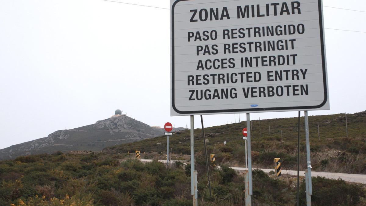 La carretera d'accés a la base militar del Pení.