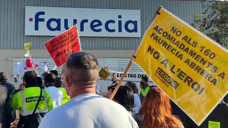 Treballadors amb una pancarta durant la concentració d&#039;aquest dimarts davant la planta de Faurecia a Abrera |