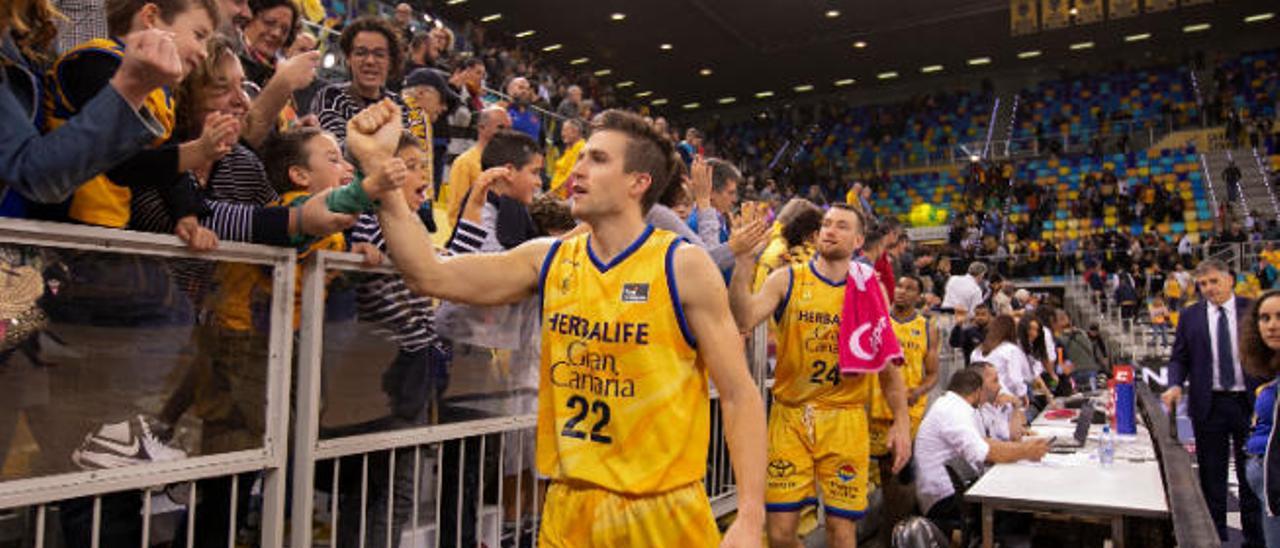 Rabaseda y Costello saludan a la afición tras ganar en el Arena al Bilbao.