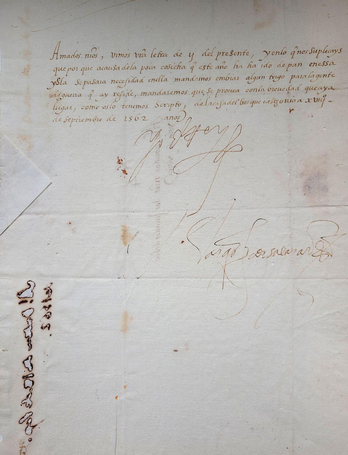 Imagen Carta signada per Felip II en resposta a una petició de la Universitat per la manca de menjar. 18 de setembre de 1562. AHEiF.
