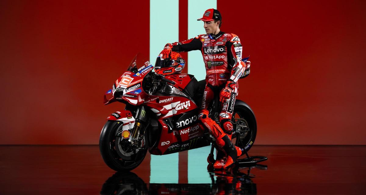 Marc Márquez posa, en Madonna di Campiglio, junto a su nueva Ducati.