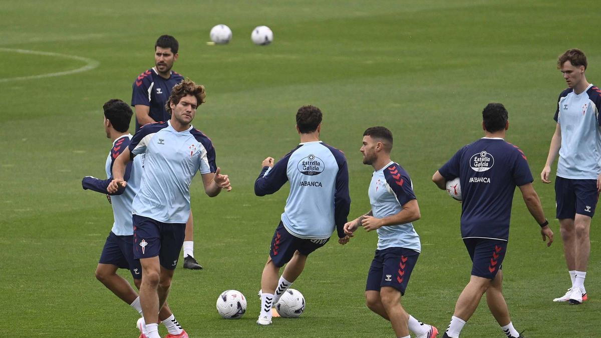 Javi Gálán, con Marcos Alonso, durante un entrenamiento de pretemporada en Afouteza.