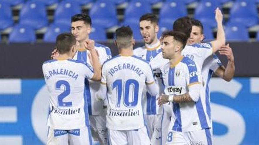 El Leganés celebra un tanto ante el CD Lugo.