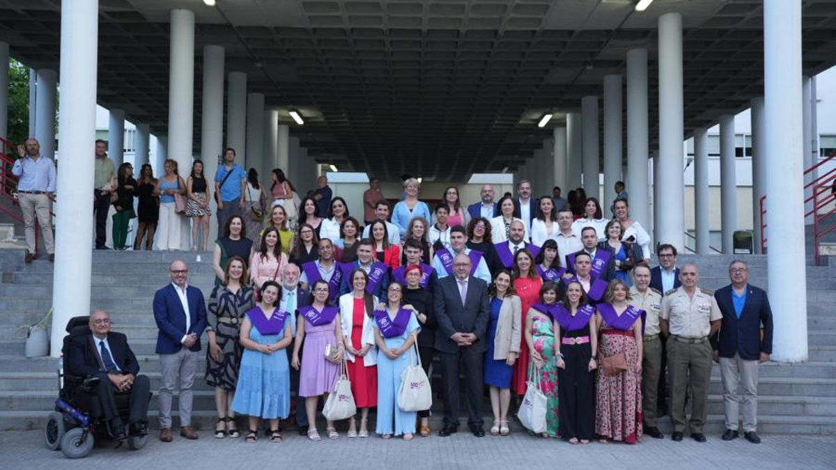 Foto de familia tras la graduación.