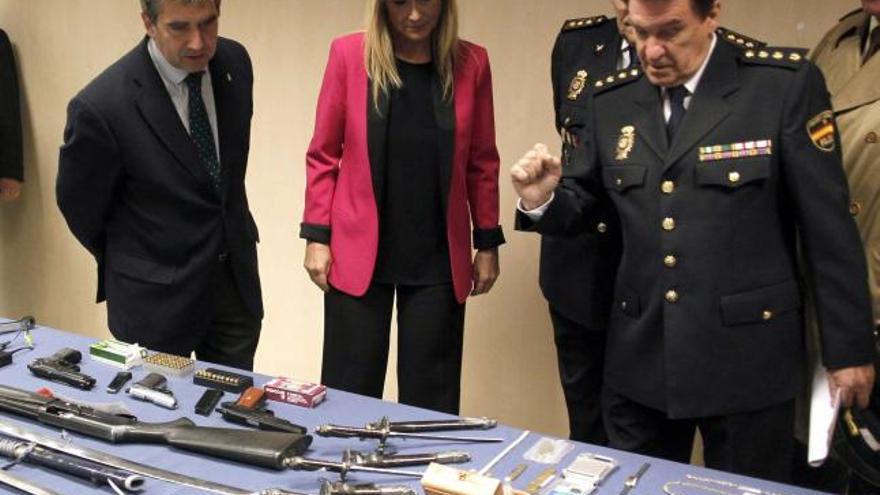 El director general de la Policía, Ignacio Cosidó y la delegada del Gobierno en Madrid, Cristina Cifuentes, ayer ante  parte del material incautado a las dos bandas de butroneros desarticuladas.