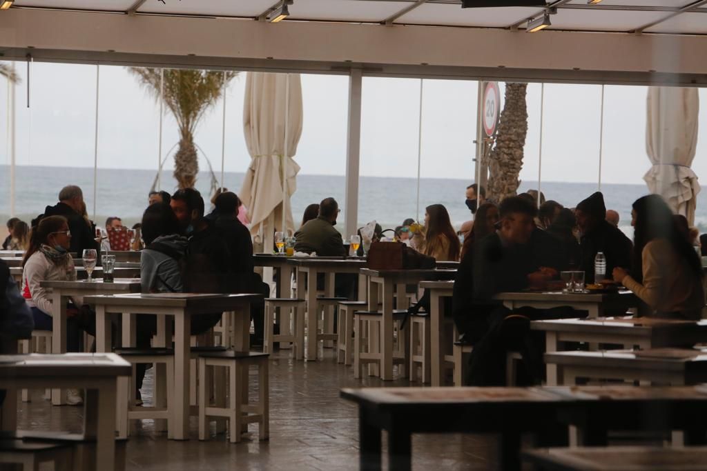 Ambiente del día del padre en la playa de San Juan y en el Postiguet