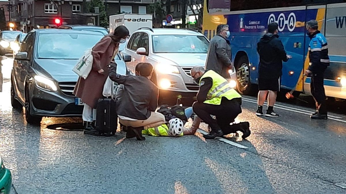 Varias personas auxiliando a la mujer atropellada cuando circulaba en patinete por General Elorza.