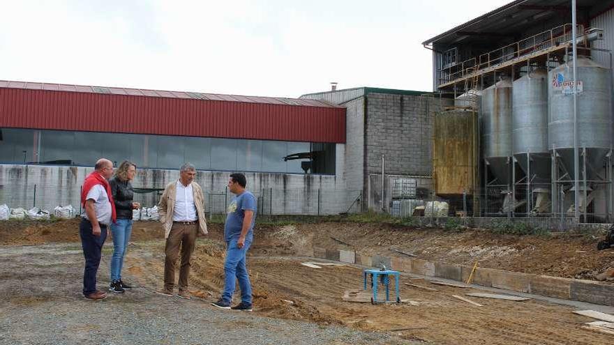 Un instante de la visita de las autoridades locales, ayer, a las obras del vivero de empresas de Silleda.