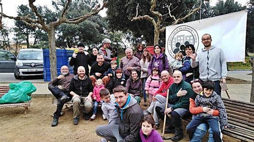 Voluntaris de la Bisbal fan neteja al barri del Convent