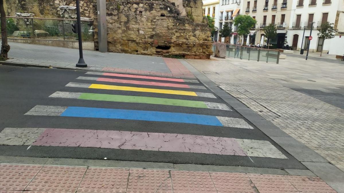 El Ayuntamiento pinta tres pasos de cebra con los colores de la bandera Lgtbi