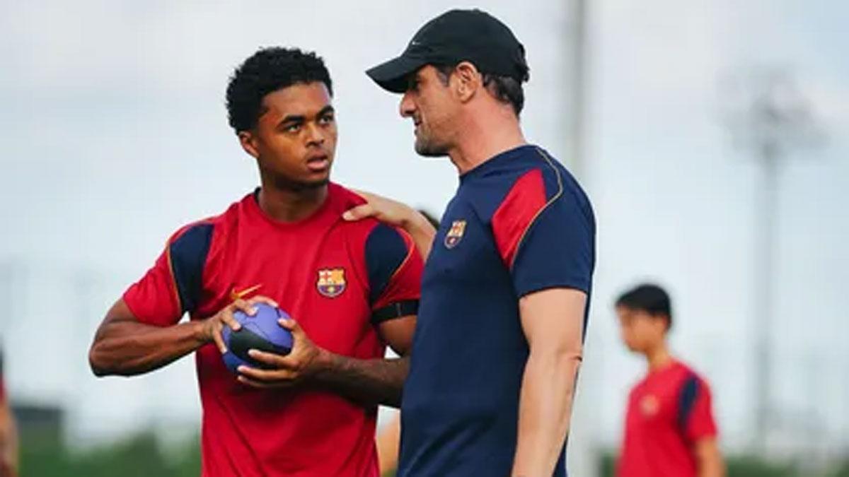 Juliano Belletti conversa con Shane Kluivert tras el regreso del neerlandés al filial