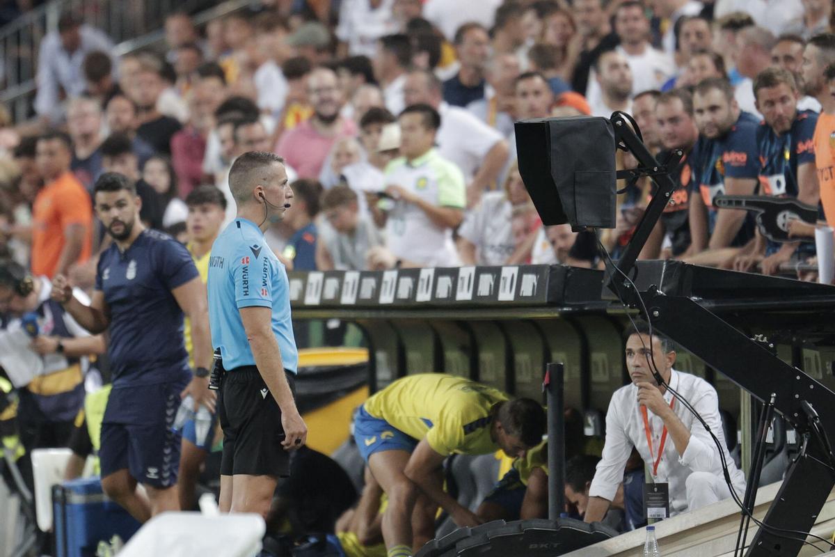 VALENCIA , 18/08/2023.- El árbitro Javier Iglesias Villanueva consulta el VAR durante el partido de LaLiga entre el Valencia CF y la UD Las Palmas, este viernes en el estadio de Mestalla. EFE/ Manu Bruque