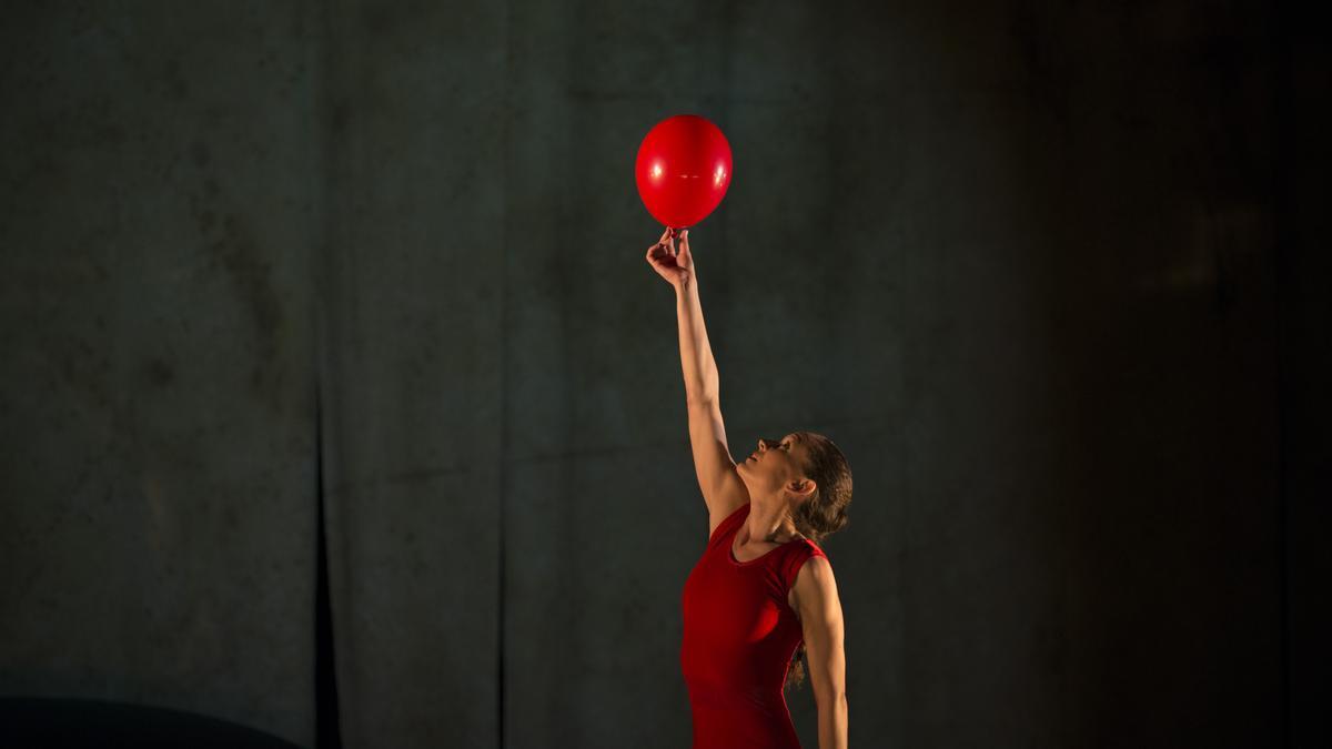 L’obra ofereix un espectacle de dansa contemporània per a públic infantil i familiar amb fascinació.