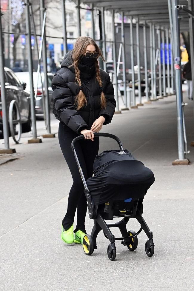 El look de invierno 'total black' de Gigi Hadid con plumífero y leggings