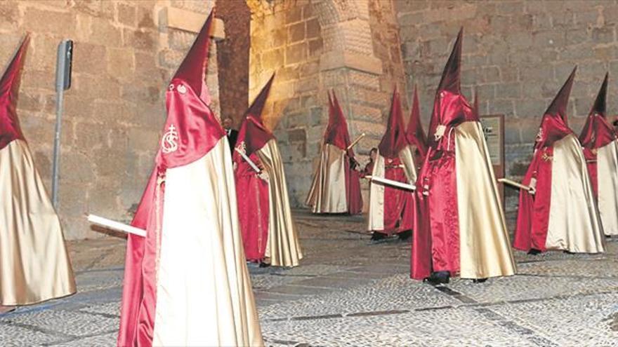 Los pequeños de Peñíscola protagonizan el singular vía crucis en los jardines del castillo