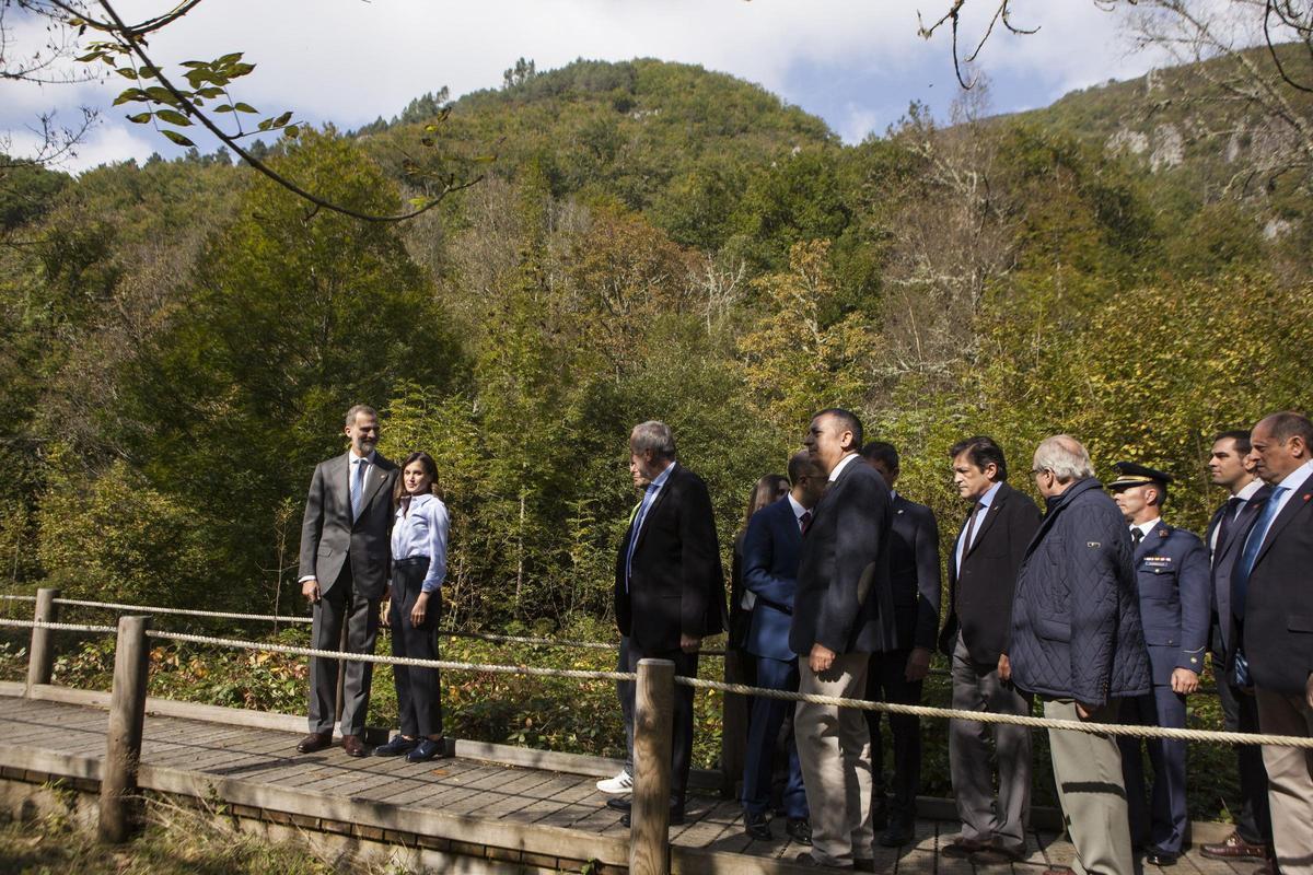 Los Reyes, Felipe y Letizia, a la izquierda, durante su visita a Muniellos en 2018 cuando Moal ganó el premio "Pueblo Ejemplar".