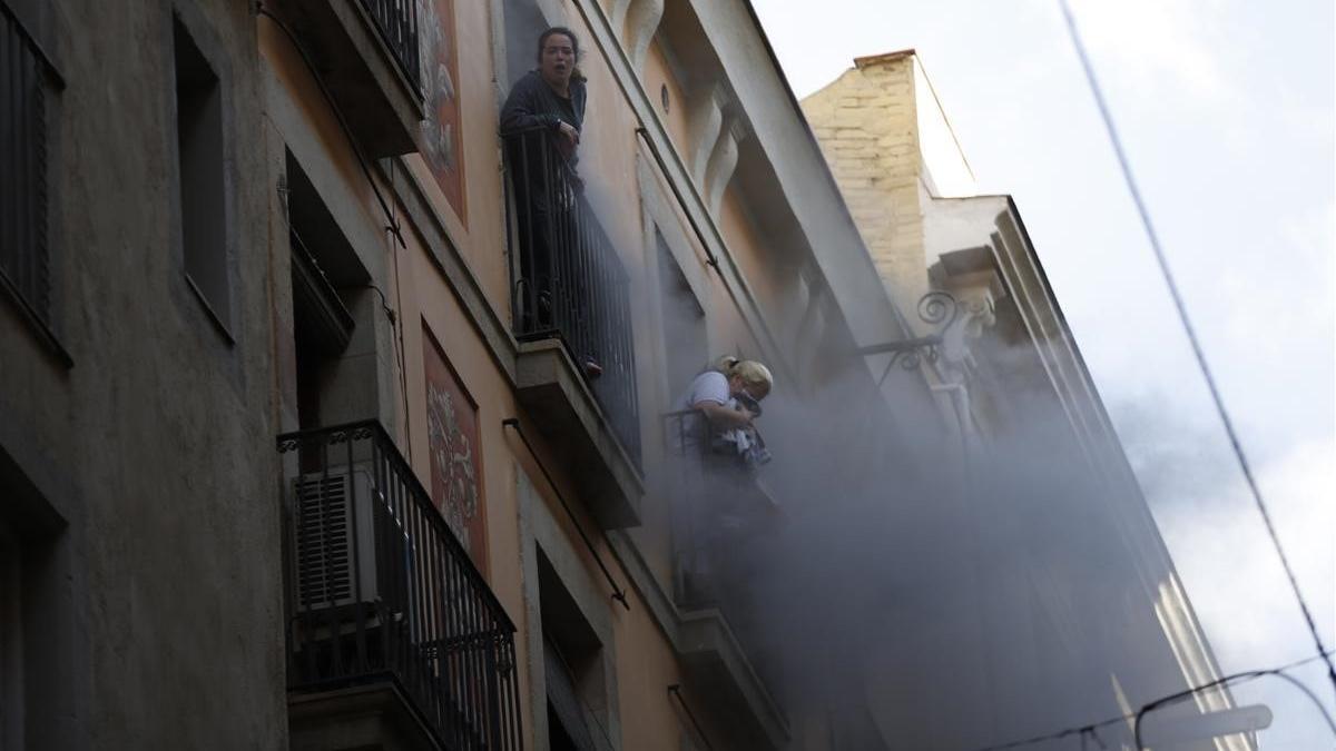 Susto en la calle de Canuda por un incendio