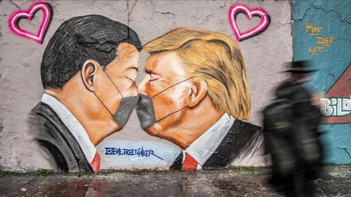 Mural en una pared de Berlín con Donald Trump y Xi Jinping