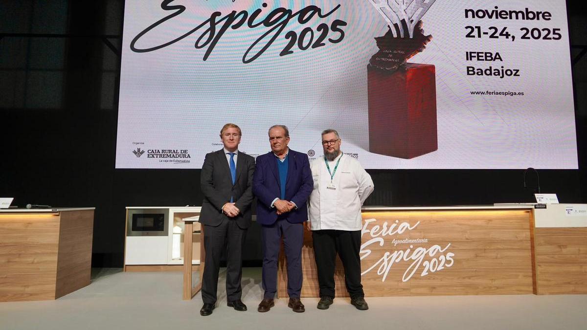 El alcalde de Badajoz, Ignacio Gragera; el presidente de Caja Rural de Extremadura, Urbano Caballo; y Manuel Corbacho, presidente de Atugaba, en la II Feria Agroalimentaria Espiga de Badajoz.