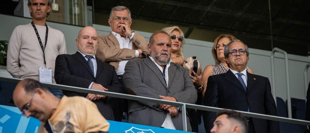 Miguel Concepción, presidente del CD Tenerife, a la izquierda en el palco del Heliodoro el pasado miércoles. | | ANDRÉS GUTIÉRREZ