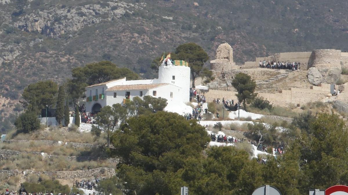 Imagen de la ermita de la Magdalena y el castell vell, de donde bajaron los primeros moradores de la Plana.