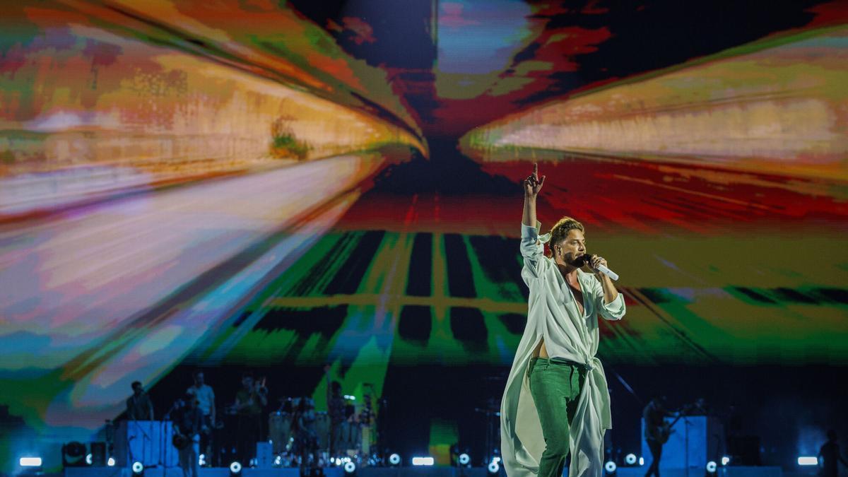 El cantante Manuel Carrasco durante su actuación ante miles de personas durante el primero de sus cuatro conciertos en el estadio La Cartuja de Sevilla.