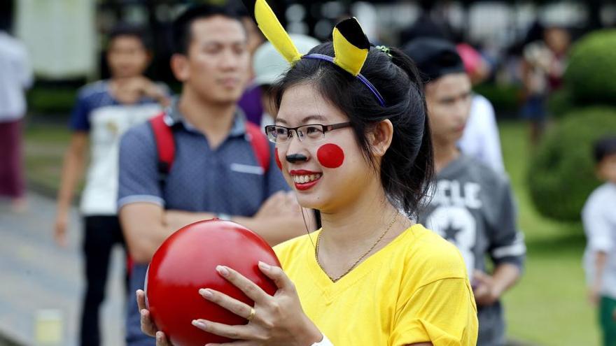 Una chica vestida de Pikachu.