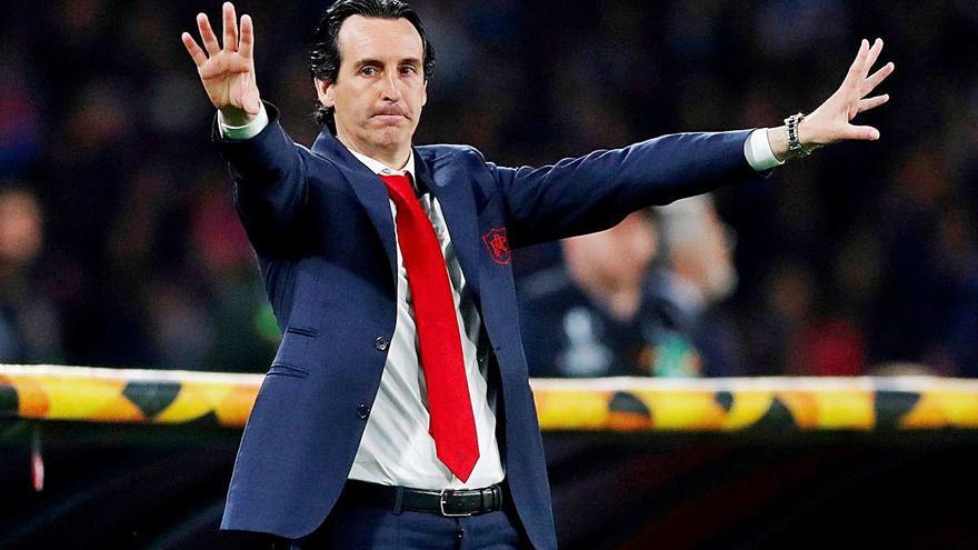 Unai Emery imparte órdenes desde el área técnica, en su etapa como entrenador del Arsenal.