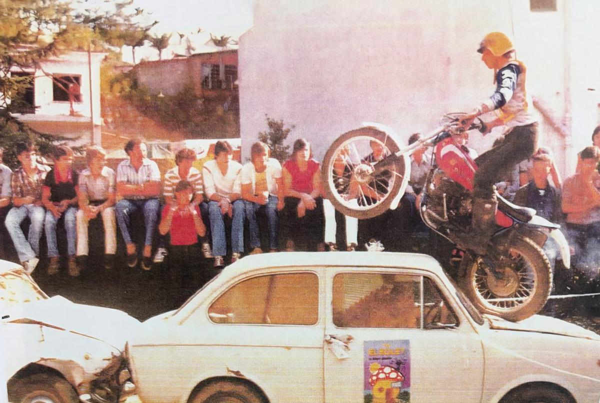 Concentració de motos vingudes de tot al món a l'exterior del Bolet.