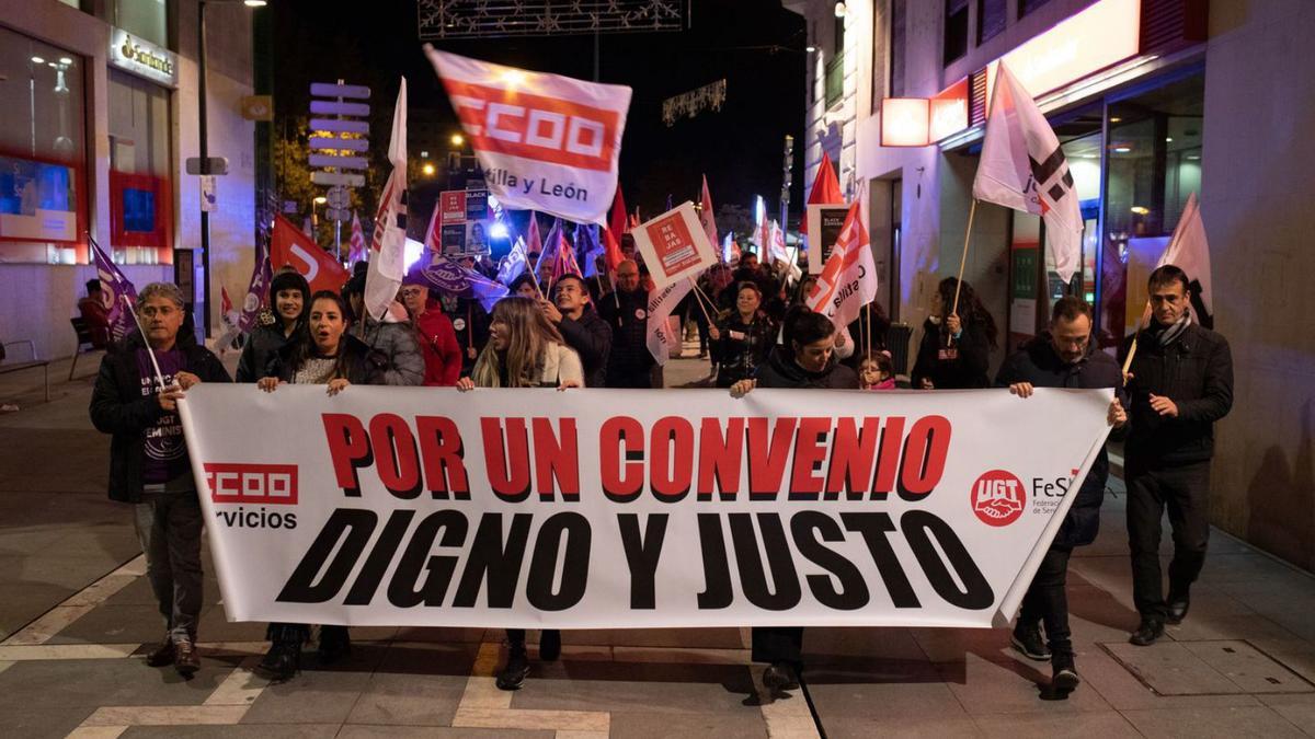 Manifestación de los empleados de comercio de Zamora en la calle Santa Clara. | Ana Burrieza