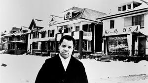 Berry Gordy, ante Hitsville USA, la sede de la discográfica de Detroit Motown, ubicada precisamente en una de las casas obreras características de la ciudad. 