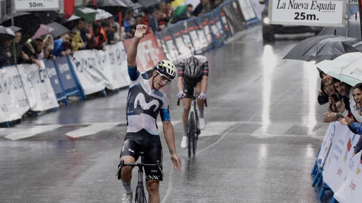 Espectacular victoria de Iván García Cortina en la segunda etapa de la Vuelta Ciclista a Asturias, que cambia de líder