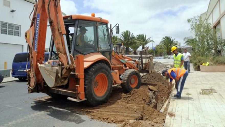 Obras de canalización de Inalsa en la calle Escotilla, en Arrecife. | adriel perdomo