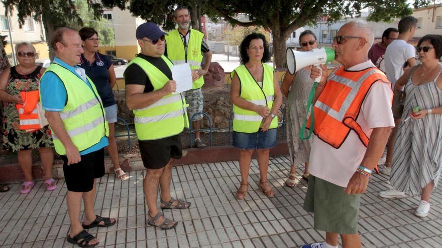 Un grupo de vecinos, concentrados frente al local social para protestar.