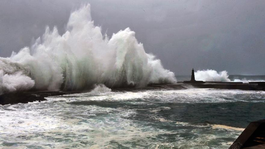 Fuerte oleaje en la costa tinerfeña.