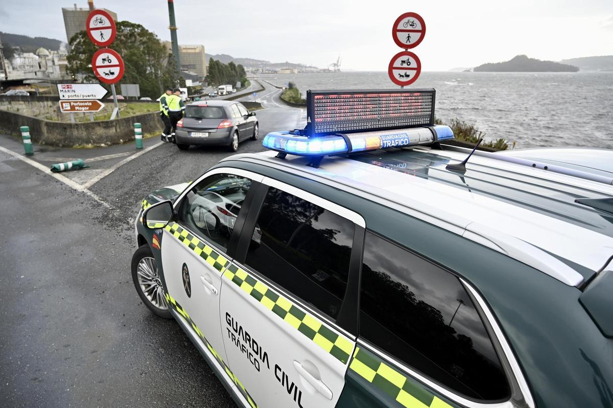 La Guardia Civil corta la Autovía de Marín por la entrada de agua en la carretera.