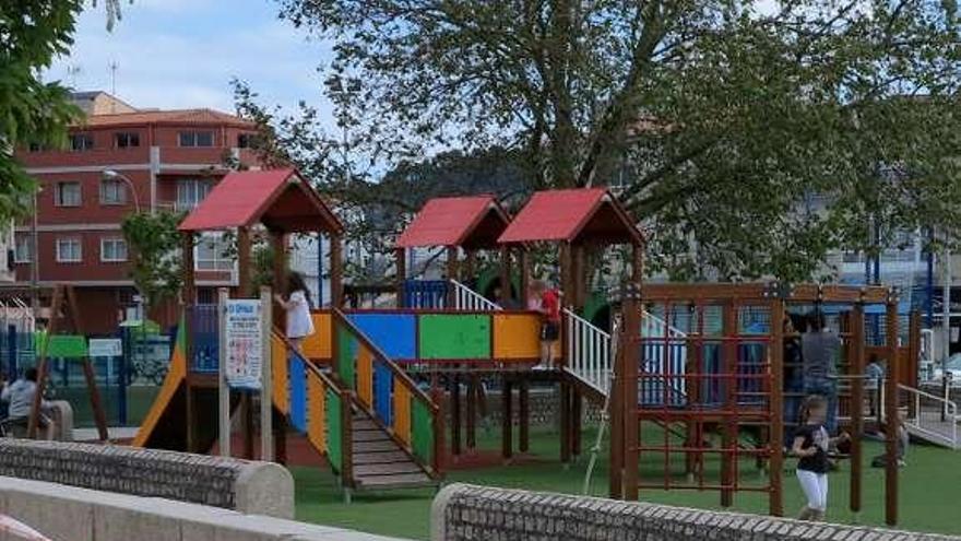 Niños en el parque de Terra de Porto, ayer.  // Muñiz