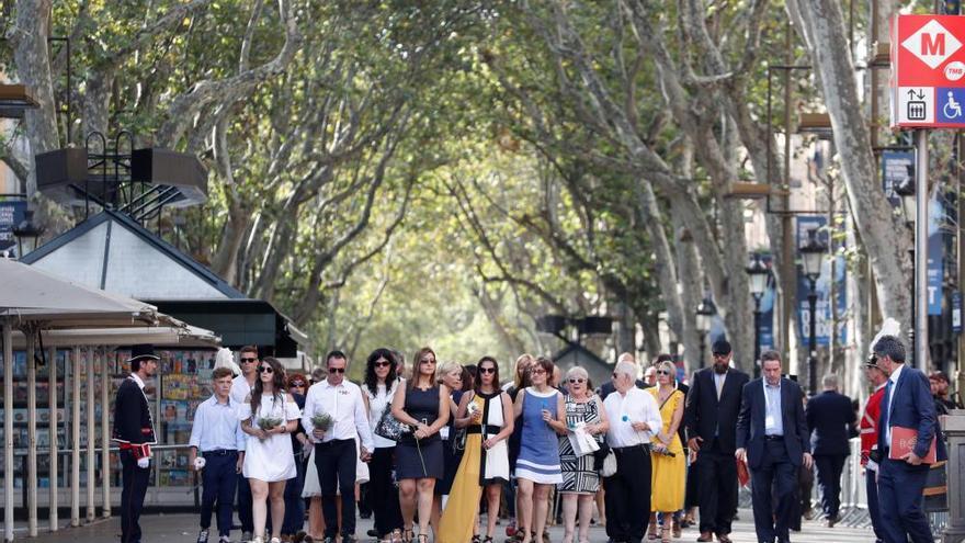 Barcelona homenatja les víctimes del 17-A amb flors, música, poesia i silenci