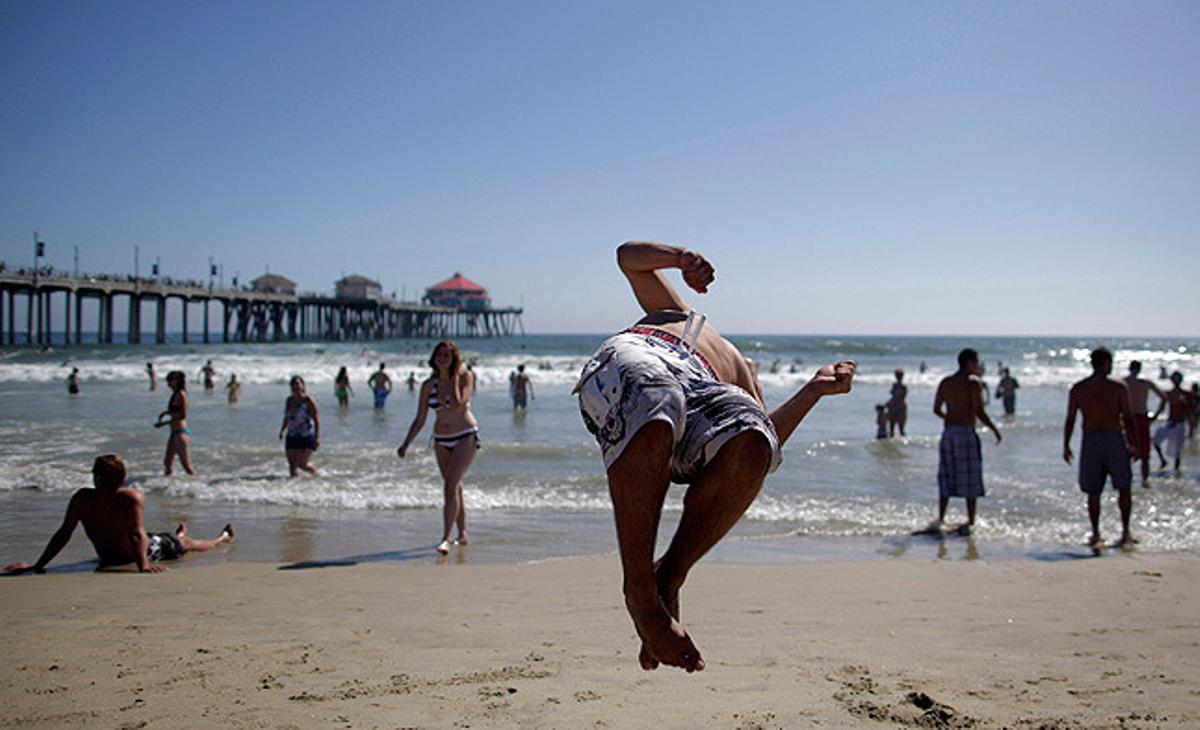 El jove Aaron Wyatt, de 17 anys, salta a la platja Huntington, Califòrnia.