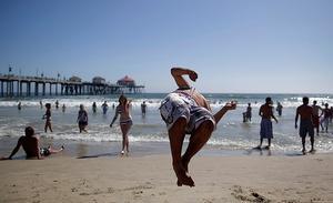 El jove Aaron Wyatt, de 17 anys, salta a la platja Huntington, Califòrnia.
