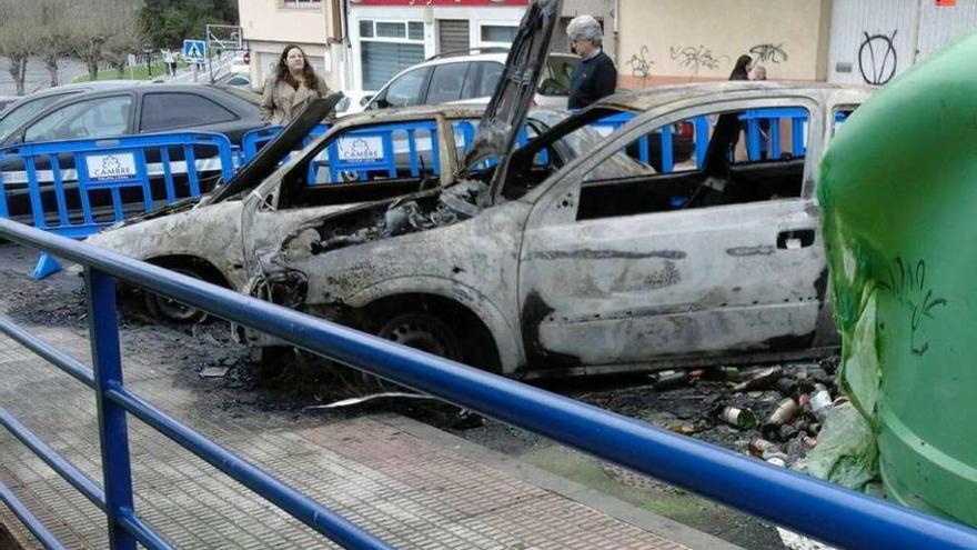 Un incendio calcina dos coches en Cambre