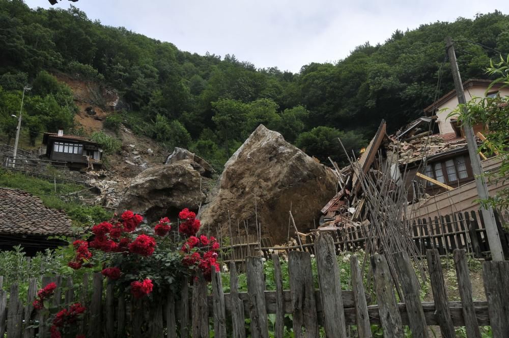 Un argayo obliga a desalojar un pueblo en Lena