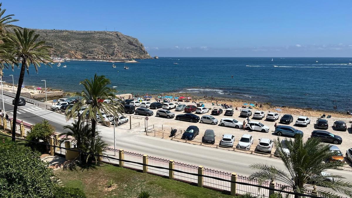 Los coches invaden el primer tramo del litoral del Muntanyar