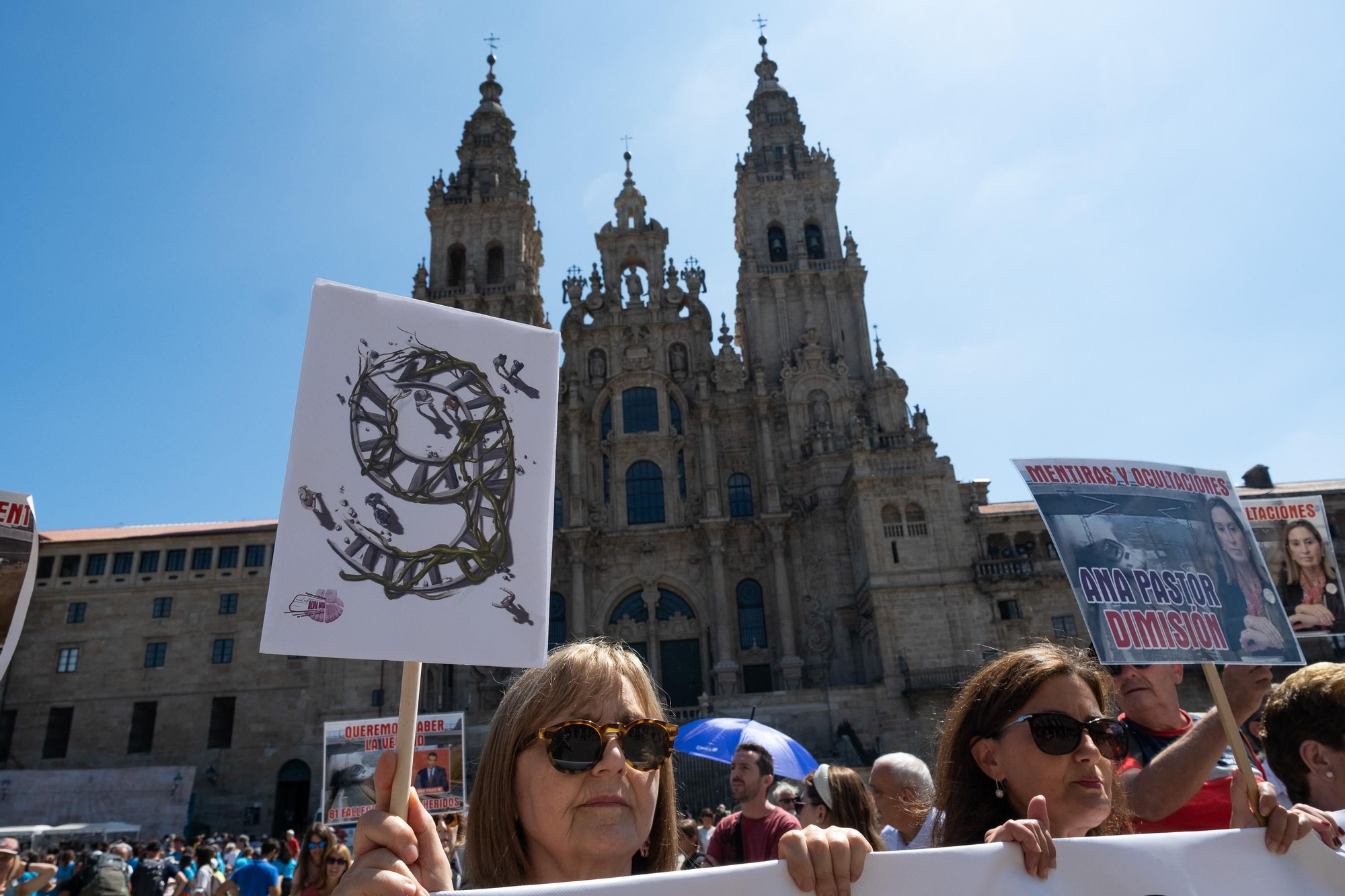 Las víctimas de Angrois se concentran en el Obradoiro en el noveno aniversario del accidente