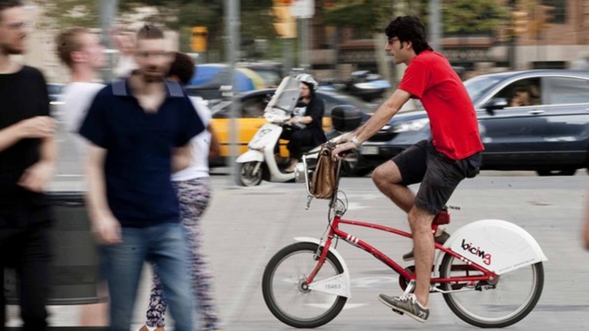 Un usuario de Bicing en Barcelona.